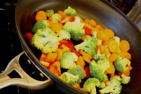 Sote de mazare cu broccoli si boabe de porumb